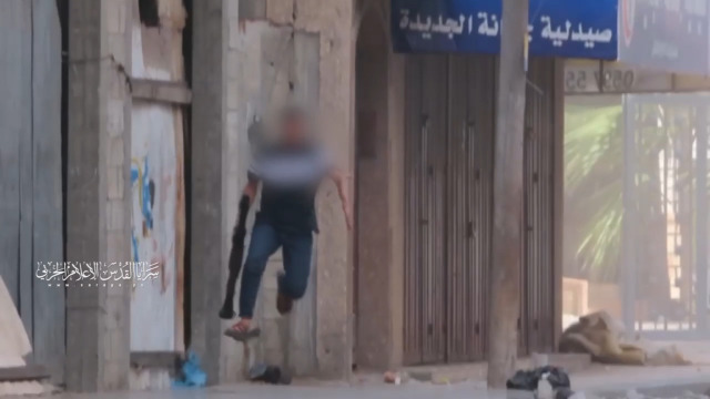بالفيديو - "ولّعت" ... مقاوم يقفز فرحًا بعد إصابته دبابة إسرائيلية في غزة