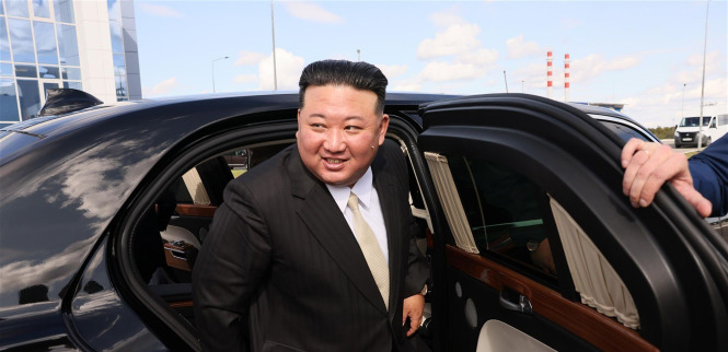 بالفيديو - تم تهريبها عبر 5 دول ... شاهدوا سيارة رئيس كوريا الشمالية الجديدة الفاخرة!