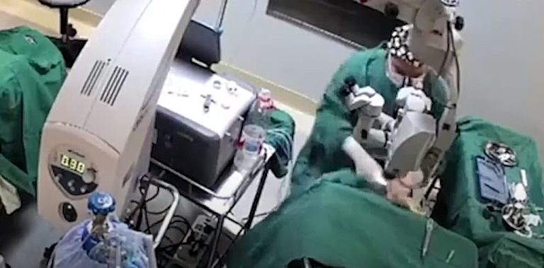 فيديو صادم ... طبيب يلكم مريضة على وجهها أثناء عملية جراحية!