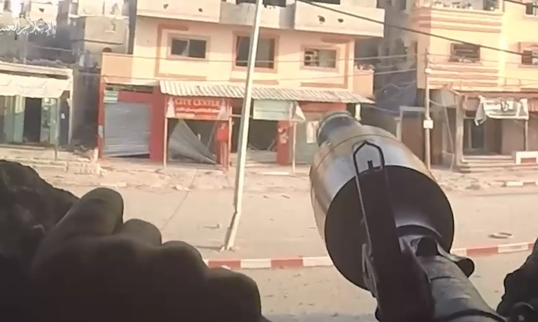 بالفيديو - "10 جنود بقذيفة" ... لحظة استهداف قوة اسرائيلية متحصنة داخل منزل وسط قطاع غزة