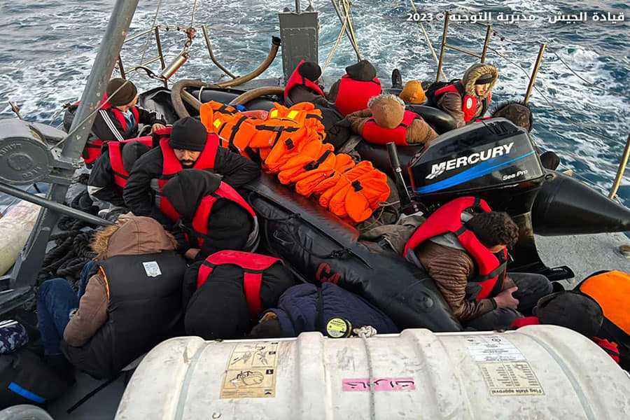 إنقاذ 55 شخصًا على متن مركب هجرة غير شرعي