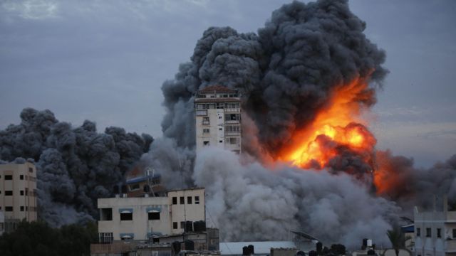 الاحتلال يعترف بشن غارة بـ"الخطأ" على وسط غزة أدت إلى استشهاد عشرات الأبرياء