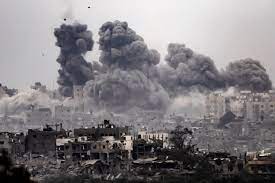 غارات معادية مكثفة واشتباكات عنيفة على مختلف محاور القتال في غزة