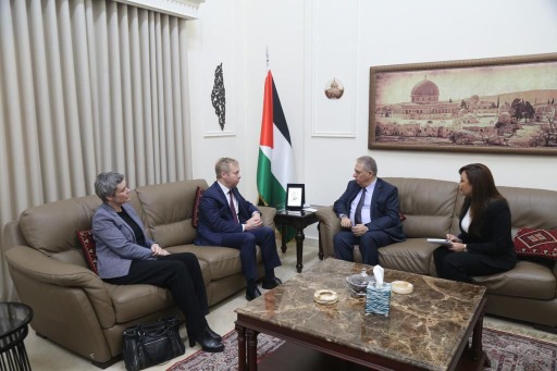 السفير دبور يلتقي المبعوث الأوروبي لعملية السلام في الشرق الأوسط
