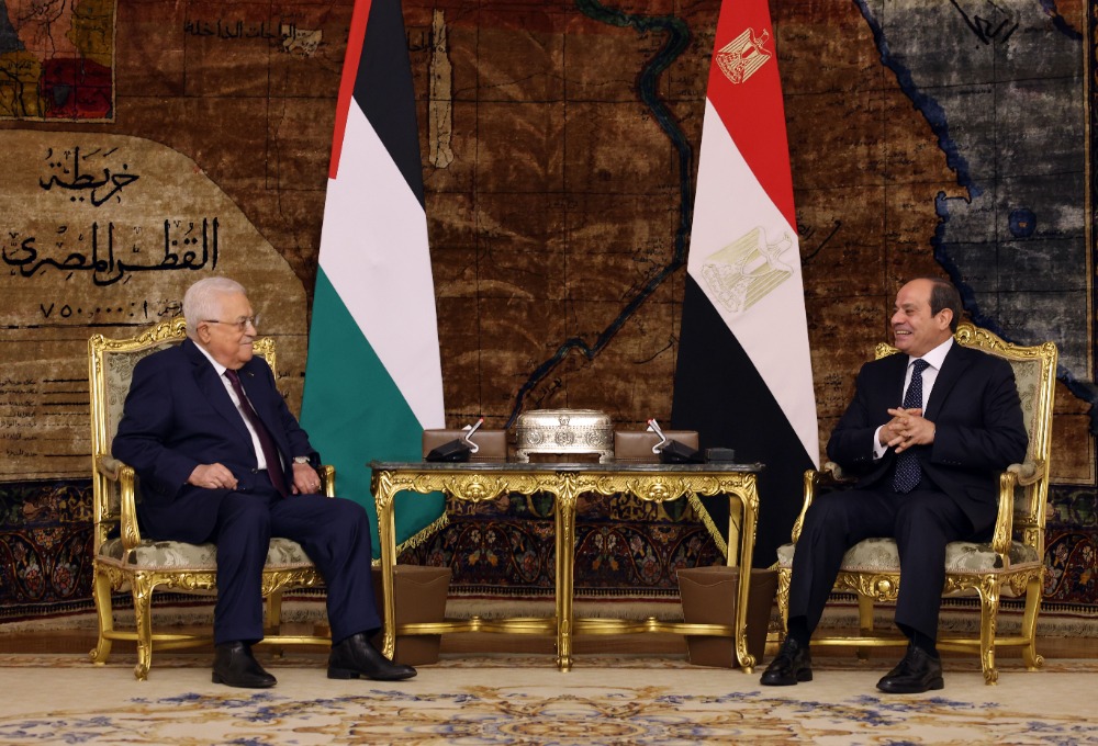 الرئيس عباس يجتمع مع نظيره المصري