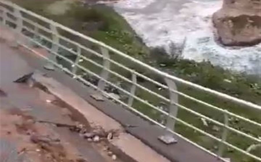 بالفيديو - انهيار رصيف "الكورنيش" البحري قرب صخرة ⁧‫الروشة!