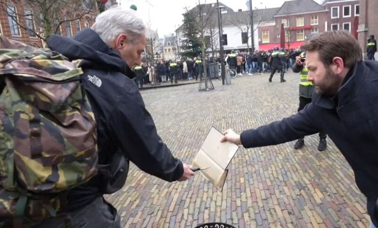 بالفيديو - إفشال محاولة إحراق مصحف في هولندا!