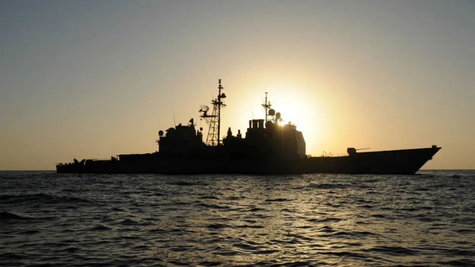 القوات المسلحة اليمنية تقصف سفينة "أوشن جاز" الأميركية بالصواريخ البحرية