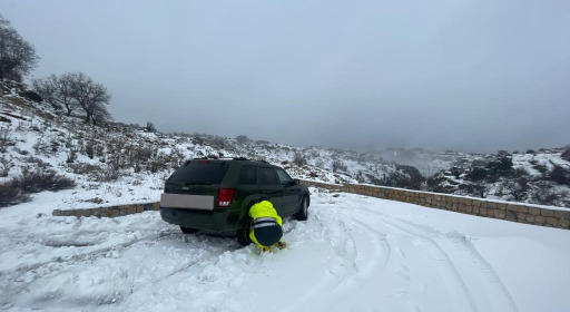 بالصور - انقاذ عائلة احتجزتها الثلوج داخل السيارة