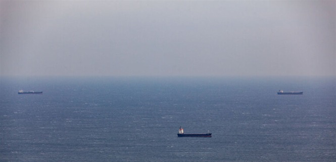 أثناء إبحارها في خليج عدن... الحوثيون يعلنون استهداف سفينة تابعة للبحرية الأميركية