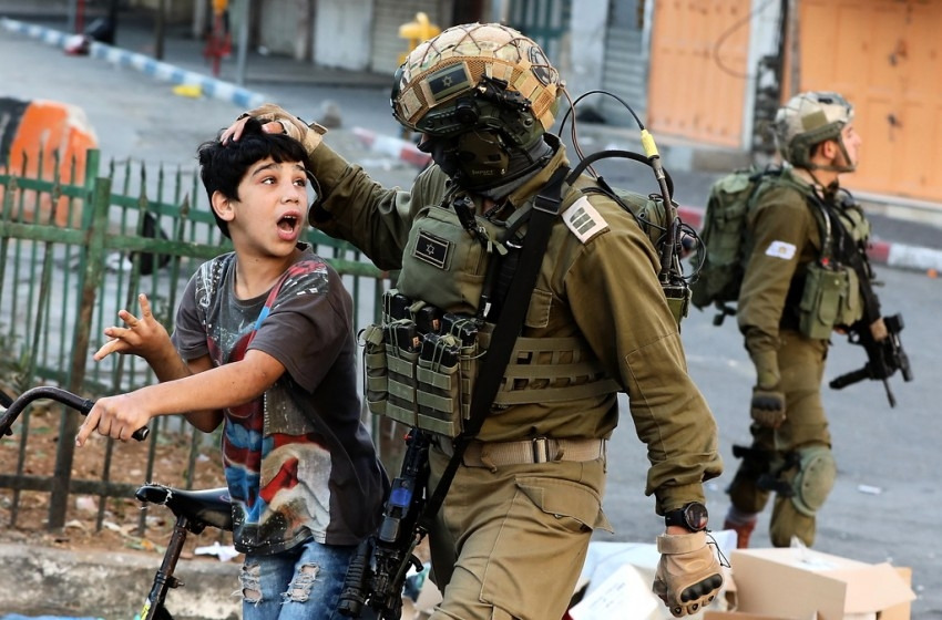 بالفيديو - جندي اسرائيلي يعتدي بضرب وحشي على طفل فلسطيني!