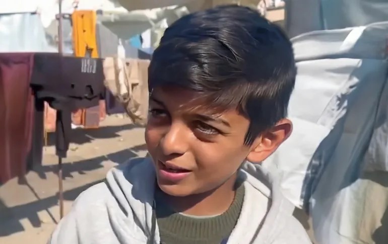 بالفيديو - "نيوتن غزة" ... طفل فلسطيني يقهر الظلام بابتكار أضاء عتمة الخيام!