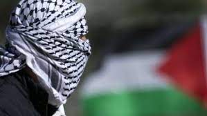 ارتدى "الكوفية الفلسطينية" .. وهذا مصيره!