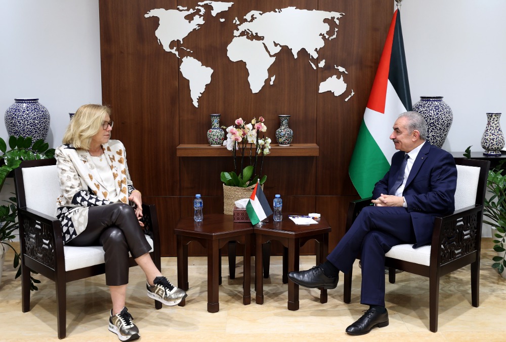 رئيس الوزراء اشتية يبحث مع كاغ سبل زيادة إدخال المساعدات ووصولها إلى أنحاء قطاع غزة