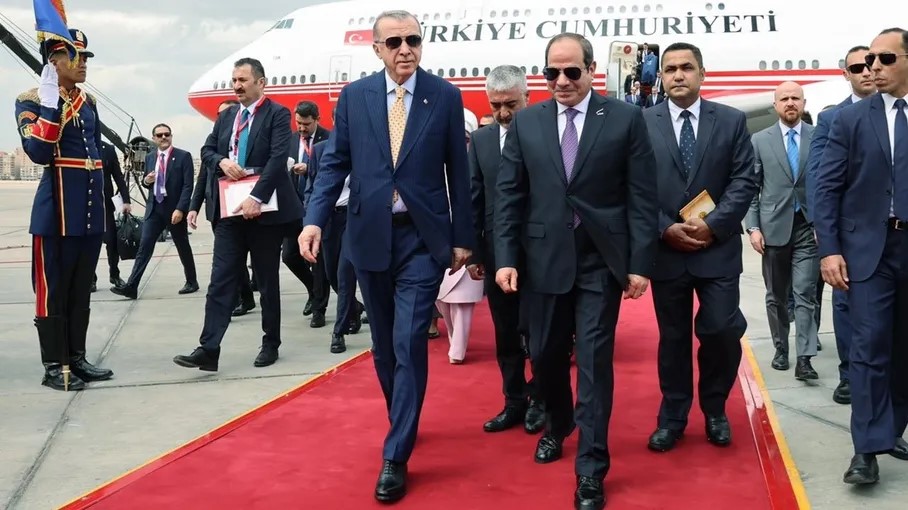 أردوغان يصل القاهرة لأول مرة منذ 12 عاما... والسيسي يستقبله بالمطار