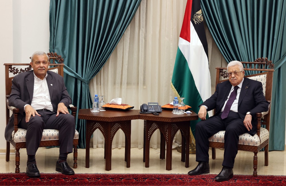 الرئيس  عباس يستقبل رئيس جمعية الهلال الأحمر الفلسطيني