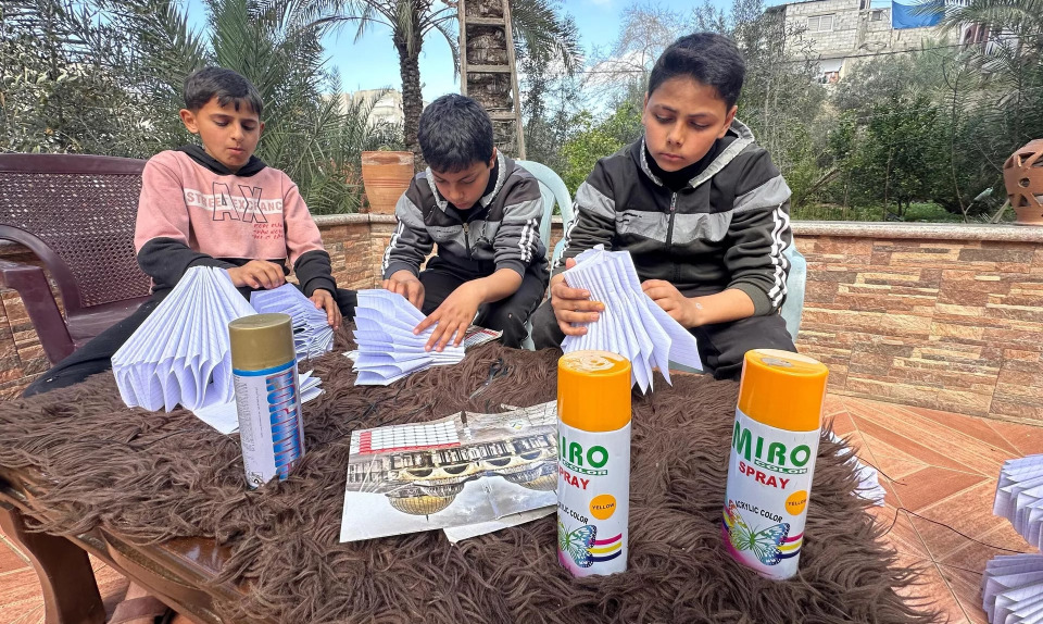 بالفيديو - أطفال غزة يصنعون فوانيس رمضان من بقايا كتبهم المدرسية