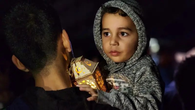 بالفيديو - رغم الحرب والدمار ... أطفال غزة يحتفلون بقدوم شهر رمضان المبارك