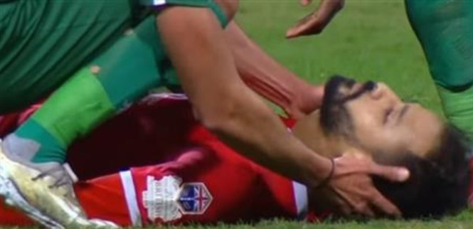 بالفيديو - توقف قلبه ساعة ونصف... لاعب كرة قدم يسقط أرضًا خلال المباراة!