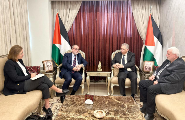 السفير دبور يبحث والسفير النروجي أوضاع المخيمات والتطورات الفلسطينية