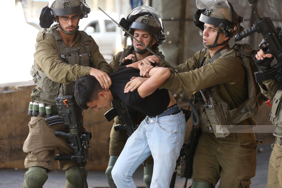 الاحتلال يعتقل 25 مواطناً من الضفة الغربية بينهم طفل وأسرى سابقون