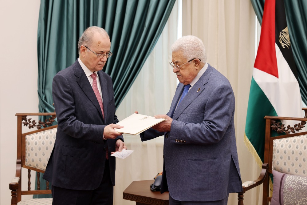 رئيس الوزراء المكلف محمد مصطفى يقدم برنامج عمل الحكومة وتشكيلتها للرئيس عباس لنيل الثقة