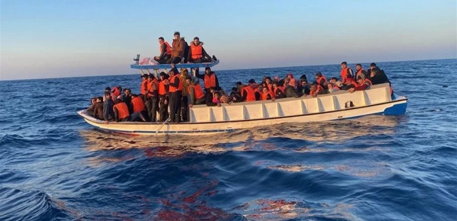 عملية للجيش اللبناني ليلاً.. سحبُ مركب للمهاجرين قبالة شواطئ المنية