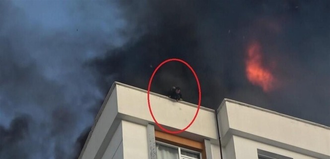 بالفيديو - حاصرته النيران على سطح بناية... هكذا نجا رجل إطفاء من حريق كبير!