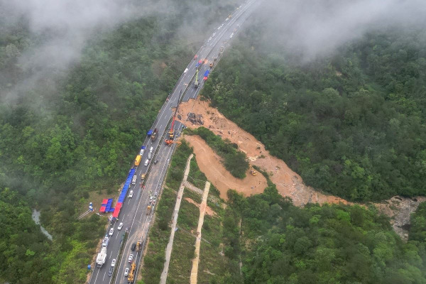 بالفيديو - انهيار طريق في جنوب الصين يودي بحياة 36 شخصاً!