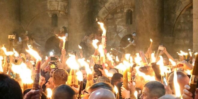 بالفيديو: الاحتلال يقتحم كنيسة القيامة في القدس خلال مراسم فيض النور