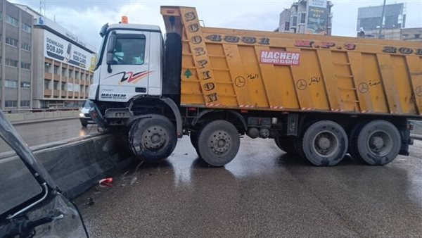 انزلاق شاحنة واصطدامها بالفاصل الوسطي على جسر الدورة باتجاه نهر الموت والاضرار مادية