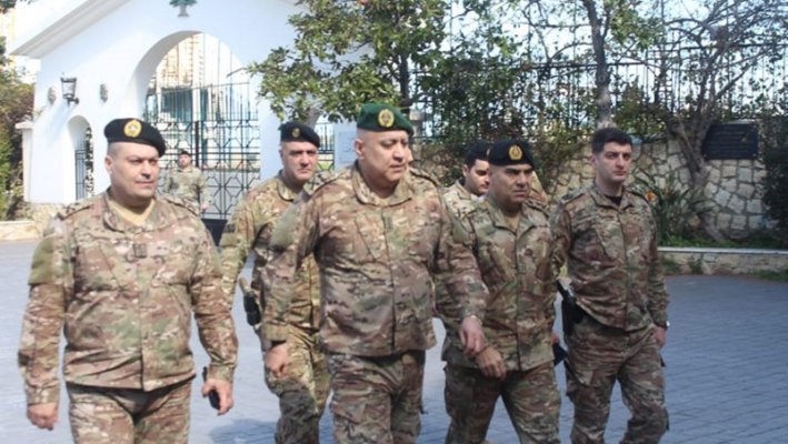 تبرُّع قائد الجيش بالإنابة وعدد من الضباط بالدم في إطار حملة تبرُّع لدعم بنك الدم في الطبابة العسكرية