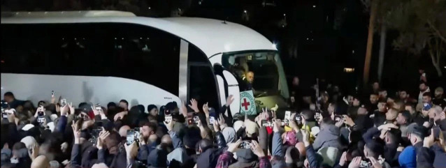 الدفعة السابعة من الأسرى المحررين تصل إلى رام الله.. والصليب الأحمر يتسلّم رفات 4 أسرى إسرائيليين
