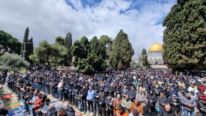 80 ألفا يؤدون الجمعة الثالثة من رمضان في المسجد الأقصى