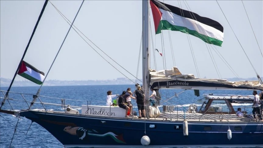 الاحتلال يستعد لمنع سفينة "أسطول الحرية" من الوصول إلى غزة.. ويلوّح باعتقال طاقمها!