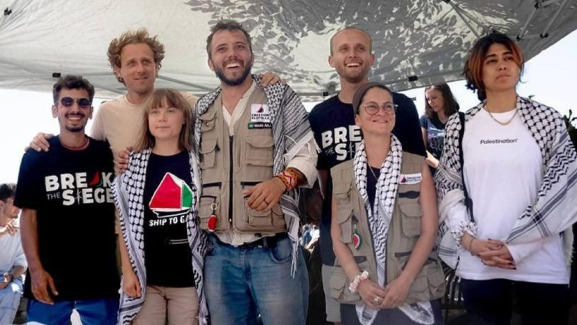 "إسرائيل" تنقل نشطاء السفينة "مادلين" إلى المطار تمهيداً لترحيلهم