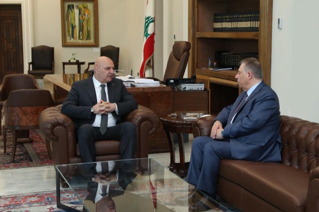 الرئيس عون يستقبل السفير دبور الذي أشاد بمواقف فخامته الداعمة للقضية والشعب الفلسطيني في المجالات كافة
