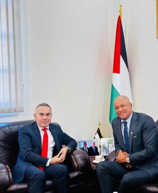 أبو الرب يبحث مع سفيري سيراليون وكولومبيا في قطر تصاعد جرائم الاحتلال في فلسطين