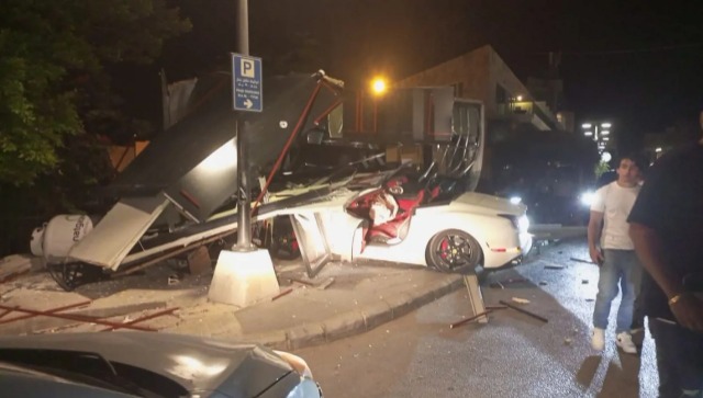 حادث سير خطير في البترون… سيارة فراري تصطدم بـ"كيوسك" على جانب الطريق!