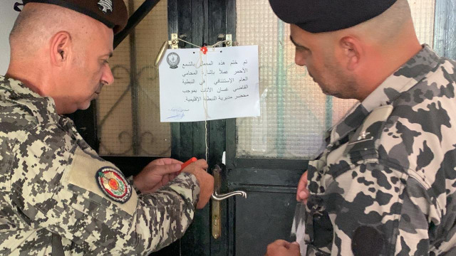 بعد تسمم أكثر من 100 شخص… ختم معمل حلويات في حاروف بالشمع الأحمر!