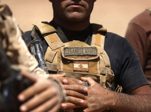 خلية ارهابية من 12 شخصاً بقبضة الجيش... ضبط مستودع للسلاح والقناصات والطائرات المسيرة!