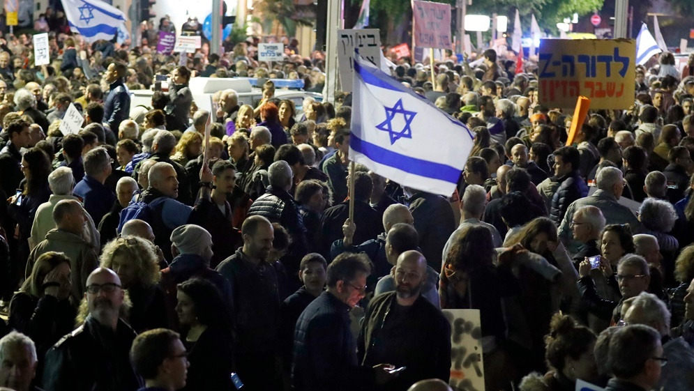تظاهرة كبيرة في "تل ابيب" تطالب بإقالة نتنياهو