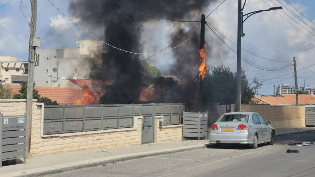 بالفيديو.. احتراق منازل في سديروت جراء صواريخ المقاومة