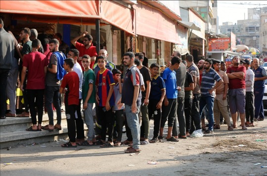 بالصور.. عشرات المواطنين يصطفون أمام أحد المخابز وسط قطاع غزة لشراء الخبز