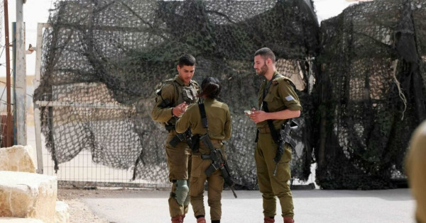 بالفيديو.. جندي إسرائيلي يتهجم على نتنياهو بألفاظ نابية خلال زيارته لقاعدة عسكرية
