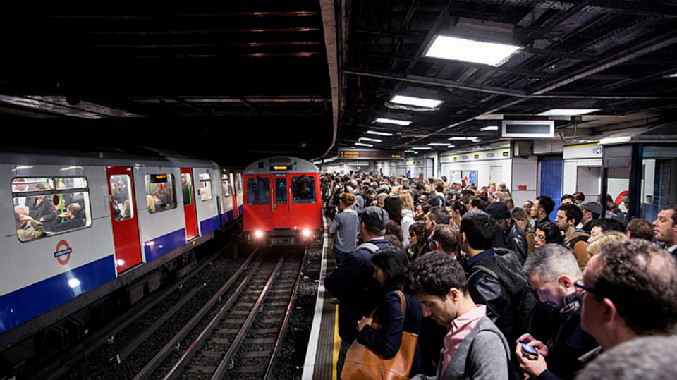 بالفيديو.. سائق قطار مترو أنفاق في لندن يهتف عبر مكبر الصوت "فلسطين حرة"