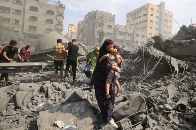 بالفيديو.. مشاهد الدمار الذي لحق بمنزل قرب مستشفى الشفاء في غزة بعد قصفه من قبل طيران الاحتلال