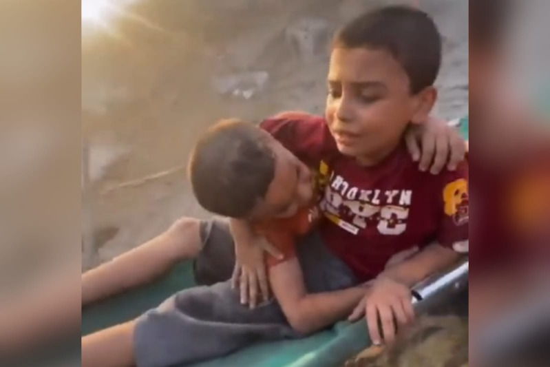 بالفيديو: "شكراً يا إسعاف، بنحبكم كتير".. براءة طفولة أصابها القصف الإسرائيلي في غزة!