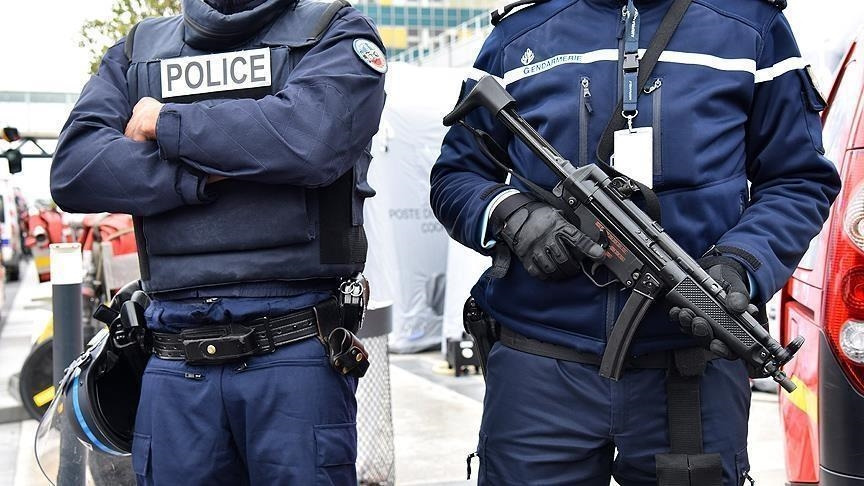 فيديو - "هتفت الله أكبر".. الشرطة الفرنسية تطلق النار على امرأة في باريس!