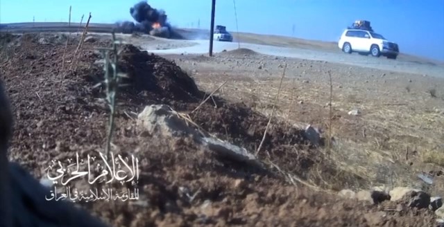 بالفيديو - لحظة استهداف المقاومة العراقية رتلاً أميركيًا في سد الموصل بعبوة ناسفة